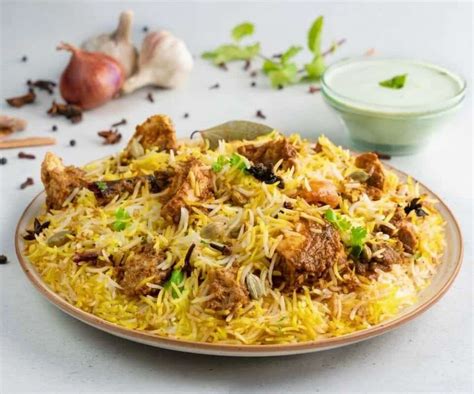  Hyderabadi Biryani:  Yoğun Baharatlı Bir Lezzet Şöleni ve Uzun Bir Pişirme Süreciyle Mükemmelleşen Zengin Bir Tadım Deneyimi!