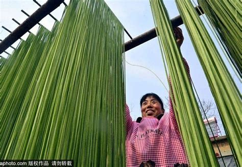  Liaocheng Şehri'nden Gelen Leziz Bir Tat: Zerdeçal ile Müsemmer Kaymaklı Noodle!