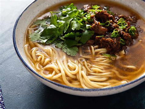  Danzhou Mutton Noodle Soup: Ekşi ve Acı Soslarla Dolu Bir Lezzet Yolculuğu!