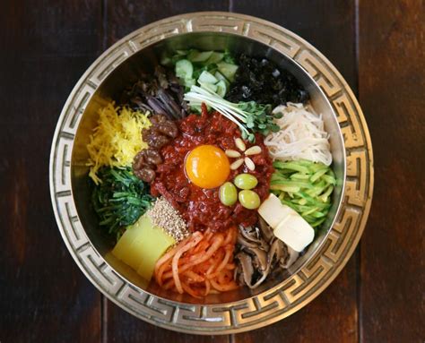  Jeonju Bibimbap: Bir Lezzet Şöleni, Renklerin ve Tatların Uyumuyla Buluşması!