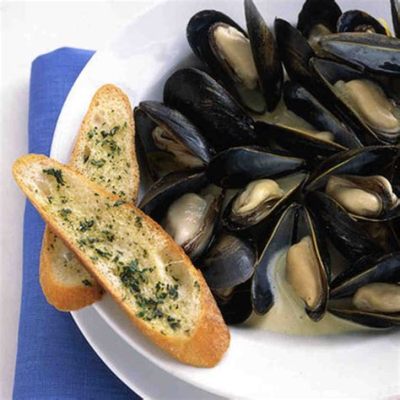  Moules Marinière: A Symphony of Savory Seafood and Creamy Delights!